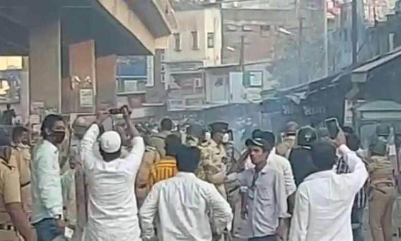 7 policemen injured in violent clash during bandh in Nanded and Malegaon